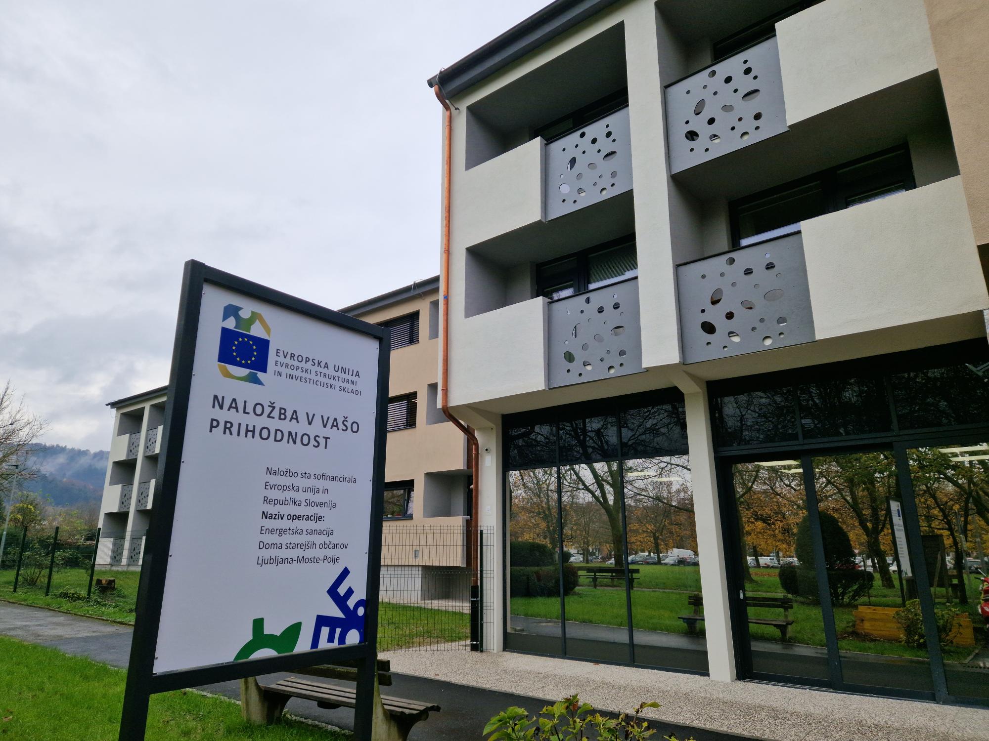 Tabla pred domom z napisom o financiranju energetske sanacije