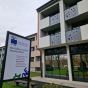 Tabla o sofinanciranju projekta energetske sanacije pred Domom.